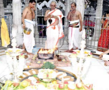 श्री महालक्ष्मी मंदिर में अधिक मास पर विशेष यज्ञ संपन्न